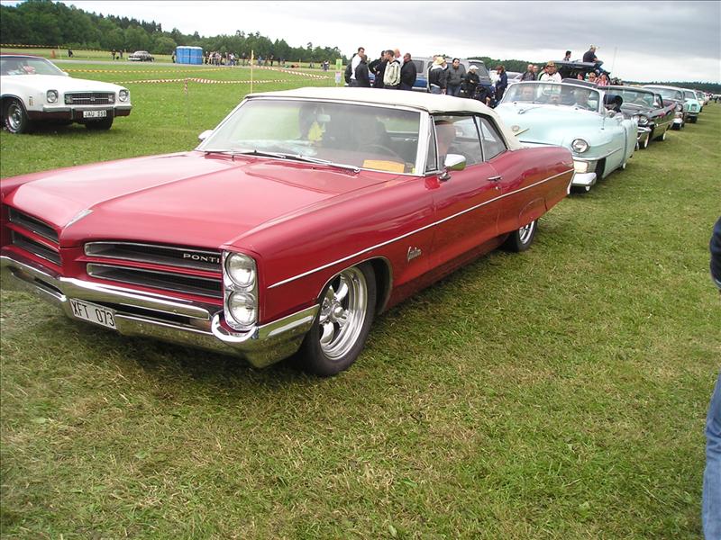 Bilcaravanen med en pontiac som tar täten =9 